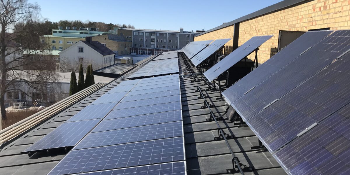 Enköping Hus B Upplutade BiFacialsolceller samt standard solceller mot tak
